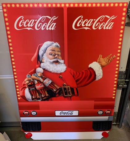 04647-1 € 12,50 coca cola karton kerstman met flesjes 115 x 80 cm.jpeg